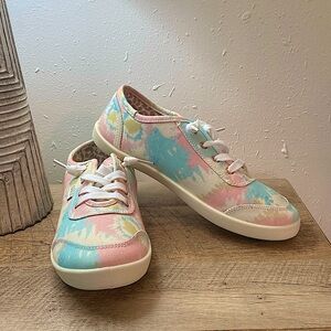 NWOT Sowift Women’s Pastel Tie-dyed casual tennis shoes - Size 7.5 NEVER WORN!